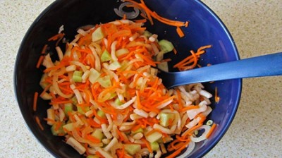 Салат из кальмаров с луком и морковью